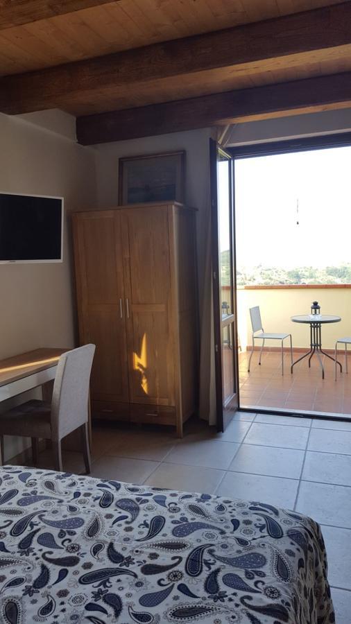 B&B La Taverna Degli Angeli Vezzi Portio Bagian luar foto
