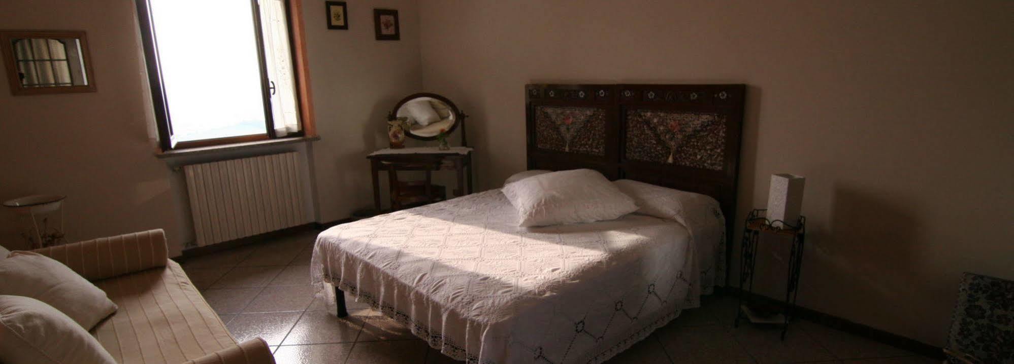 B&B La Taverna Degli Angeli Vezzi Portio Bagian luar foto